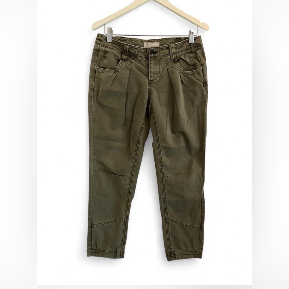 Free People khaki green pleated button-up mid-rise above the ankle capri pants.